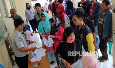 Warga antre saat pendaftaran hari pertama Program Mudik Lebaran Gratis 2019 yang digelar oleh Dinas Perhubungan Provinsi Jawa Barat di Gedung Dinas Perhubungan Kota Bekasi, Selasa (26/3/2019).