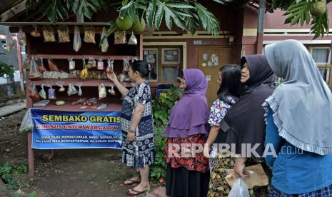 Warga antre saat pengambilan paket sembako gratis di kawasan Tarogong Kidul, Kabupaten Garut, Jawa Barat, Jumat (16/10/2020). Sembako gratis tersebut bertujuan membantu dan meringankan beban warga yang kurang mampu seiring menurunnya penghasilan akibat pandemi COVID-19. 