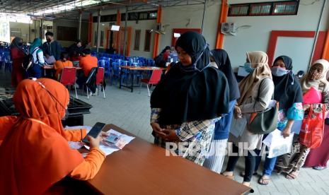 Warga antre saat Penyaluran Bantuan Sosial Tunai (BST) di Kantor Pos. 