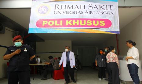 Warga antre untuk melakukan tes corona atau Covid-19 di Poli Khusus Corona Rumah Sakit Universitas Airlangga (RSUA), Surabaya, Jawa Timur, Senin (16/3/2020). Kepala KKP Surabaya adalah salah satu pasien positif corona yang sempat dirawat di RSUA.