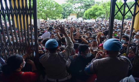 Warga antre untuk melakukan vaksinasi di aula Gedung Serbaguna Pemprov Sumatera Utara, Kota Medan, Selasa (3/8/2021). Ratusan warga berdesakan untuk mengikuti vaksinasi yang diselenggarakan oleh Polda Sumatera Utara. 