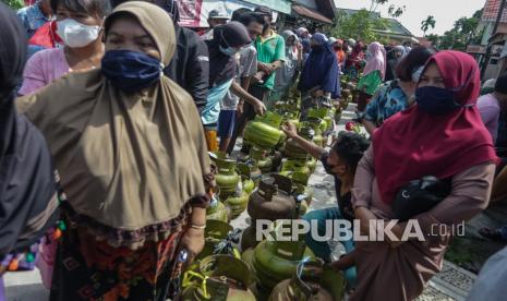 Warga antre untuk membeli gas elpiji 3 kilogram bersubsidi (ilusyrasi).