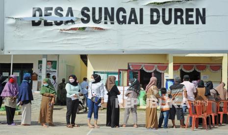 Warga antre untuk memberikan suara pada Pemilihan Suara Ulang (PSU) Pemilihan Gubernur dan Wakil Gubernur Jambi di Tempat Pemungutan Suara (TPS) 02 Sungai Duren, Jambi Luar Kota, Muarojambi, Jambi, Kamis (27/5/2021). Sebanyak 88 TPS di lima kabupaten/kota di Provinsi Jambi serentak melakukan pemungutan suara ulang hari ini.