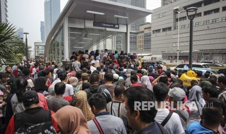 Warga antre untuk menaiki kereta MRT pada hari terakhir periode gratis di Stasiun MRT Bundaran HI, Jakarta, Ahad (31/3/2019).