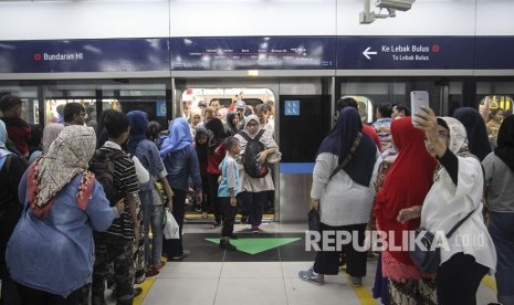 Warga antre untuk menaiki kereta MRT pada hari terakhir periode gratis di Stasiun MRT Bundaran HI, Jakarta, Ahad (31/3/2019). 