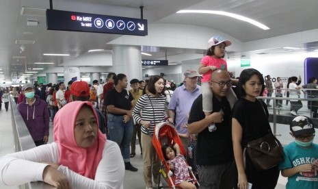 Warga antre untuk menaiki kereta MRT pada Libur Isra Miraj di Stasiun MRT Bundaran HI, Jakarta, Rabu (3/4/2019). 