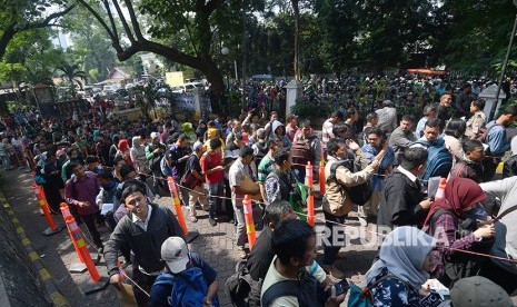 Warga antre untuk mendaftar program Mudik Bareng BUMN bersama PT Jasa Raharja (Persero) di halaman gedung Nyi Ageng Serang, Jakarta, Selasa (15/5).