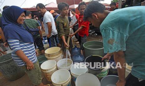 Warga antre untuk mendapat air bersih (ilustrasi)