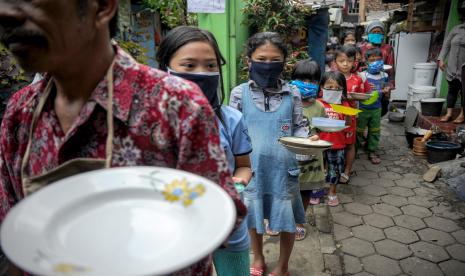 Warga antre untuk mendapatkan makan siang gratis di Lio Genteng, Astana Anyar, Bandung, Jawa Barat, Jumat (10/4/2020). Pembagian makan gratis hasil swadaya masyarakat itu ditujukan sebagai bentuk kepedulian terhadap warga terdampak COVID-19 yang kehilangan mata pencahariannya.