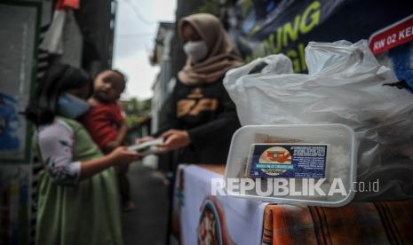 Warga antre untuk mendapatkan makanan gratis pada Program Bandung Berbagi di Cibangkong, Bandung, Jawa Barat, Jumat (13/8/2021). Warga RW. 02 Kelurahan Cibangkong, Kecamatan Batununggal berinisiatif untuk melakukan swadaya masyarakat dengan menyediakan makanan siap saji sebanyak 160 paket setiap hari jumat bagi warga yang terdampak COVID-19 selama penerapan PPKM.