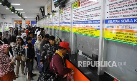  Warga antre untuk mendapatkan tiket Kereta Api di Stasiun Senen, Jakarta Pusat, Senin (26/12).