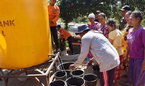 Warga antre untuk mendapatkan air bersih secara gratis saat petugas Badan Penanggulangan Bencana Daerah (BPBD) menyalurkan bantuan air bersih. Ilustrasi.