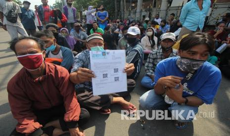 Pemerintah Daerah Provinsi Jawa Barat (Jabar) terus berupaya menyelesaikan penyaluran tahap pertama bantuan sosial (Bansos) tunai dan pangan kepada Keluarga Rumah Tangga Sasaran (KRTS).