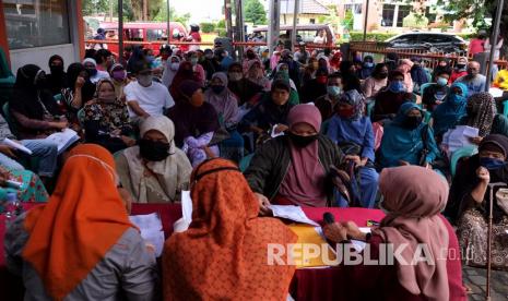 Warga antre untuk mengambil Bantuan Sosial Tunai (BST) 