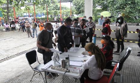 Pemkot: Tren Kasus Corona di Yogyakarta Menurun. Foto: Warga antre untuk mengambil cairan disinfektan di Kantor Badan Penanggulangan Bencana Daerah (BPBD) DIY, Baciro, DI Yogyakarta, Selasa (31/3/2020). BPBD Yogyakarta membagikan cairan disinfektan kepada warga agar bisa melakukan penyemprotan secara mandiri di lingkungan tempat tinggal dengan dibekali prosedur keamanan sebagai upaya mencegah penyebaran virus Corona atau COVID-19.