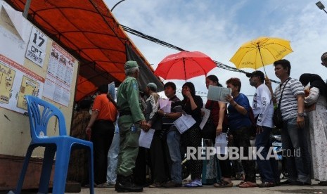 Warga antre untuk mengikuti Pilkada DKI Jakarta di TPS 17, Penjaringan, Jakarta Utara, Rabu (15/2).