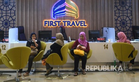 Warga antre mengurus pengembalian dana atau refund terkait permasalahan umrah promo di Kantor First Travel, Jakarta Selatan.