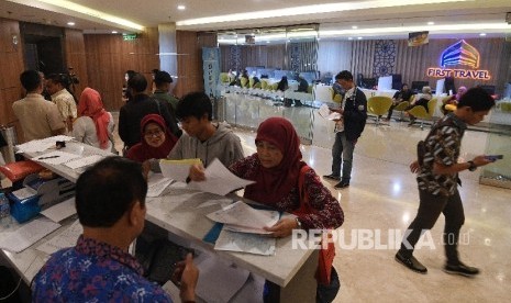 Warga antre untuk mengurus pengembalian dana atau refund terkait permasalahan umroh promo di Kantor First Travel, Jakarta Selatan, Rabu (26/7).