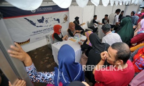 Warga antre untuk menukarkan uang saat digelar layanan penukaran uang, di Belimbing, Padang, Sumatera Barat, Kamis (16/5/2019). Dalam rangka memenuhi kebutuhan warga menyambut Idul Fitri 1440 Hijriyah, Bank Indonesia Perwakilan Sumbar menyiapkan layanan penukaran pecahan uang senilai Rp4,6 triliun yang pelayanannya disebar di tujuh lokasi di Padang serta 12 lokasi di kab/kota di provins itu. 