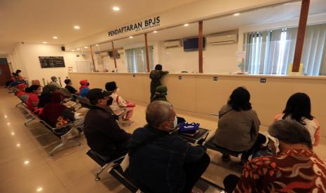 Warga antri di tempat pendaftaran di Primaya Hospital PGI Cikini.Jaringan rumah sakit swasta Primaya Hospital Group dengan perusahaan holding PT Famon Awal Bros Sedaya Tbk. akan menjadi perusahaan publik melalui mekanisme penawaran umum perdana atau Initial Public Offering (IPO). 