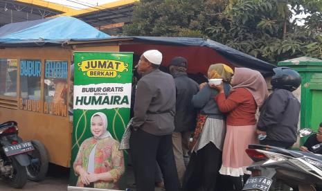 Warga antri untuk menikmati semangkuk bubur gratis Humaira