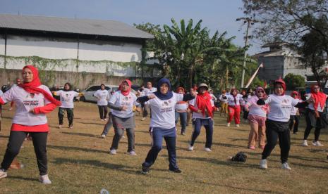 Warga antusias mengikuti kegiatan senam sehat di Jl. Palem, Kel. Drangdong, Kec. Taktakan, Kota. Serang, Banten.