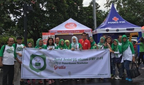 Warga antusias mengikuti pengobatan gratis yang digelar Alfamart di CFD Thamrin, Jakarta.