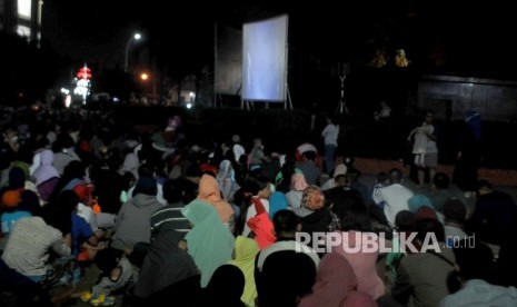   Warga antusias menonton pemutaran film G30S/PKI di Taman Graha Mall Cijantung, Jakarta Timur, Sabtu (23/9).