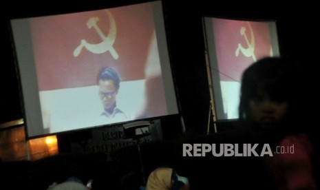 Tak hanya presiden, warga di Taman Graha Mall Cijantung, Jakarta Timur juga antusias menonton pemutaran film G30SPKI, pada Sabtu (23/9).