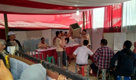 Warga antusias menyaksikan penghitungan ulamg di TPS 29 Kelurahan Kalibata, Pancoran, Jakarta Selatan, Ahad (19/2).