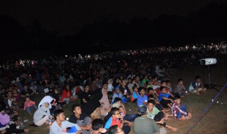 Warga antusias Nobar film G30S PKI yang digelar di Lapangan gatot Subroto, Cijantung, Jakarta (20/9).