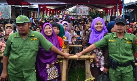 Warga antusiasi mengikuti pemilihan kepala desa di Rawapanjang, Bojong Gede.