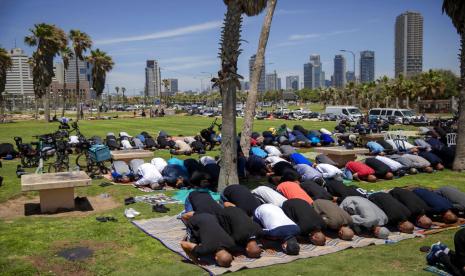 Israel Hentikan Penghancuran Makam Muslim di Jaffa. Warga Arab Israel sholat Jumat di samping pemakaman Muslim dari abad ke-18 sebelum menggelar protes menentang penghancuran makam oleh pemerintah kota Tel Aviv, Jumat (12/6). Israel berencana membangun rumah bagi tunawisma di lahan makam.