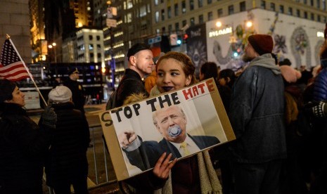 Warga AS berdemo menentang pelantikan Donald Trump di dekat Trump Tower