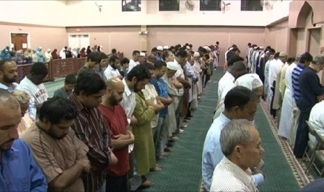 Warga AS melakukan Shalat Tarawih di masjid