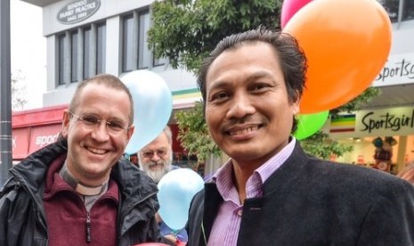 Warga asal Indonesia Heri Febrianto (kanan) yang juga juru bicara Bendigo Islamic Association, bersama seorang tokoh agama setempat.