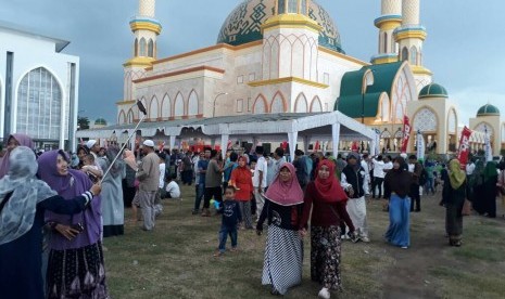 Warga asik ber-swafoto menyambut pembukaan Pesona Khazanah Ramadhan di Islamic Center NTB, Kamis (25/5).  