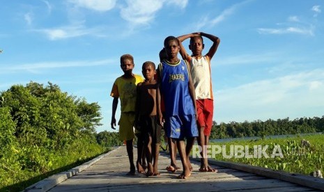 Warga Asmat saat diberikan bimbingan kesehatan oleh relawan Aksi Cepat Tanggap (ACT) di Kampung Yausakor, Distrik Siret, Kabupaten Asmat, Rabu (7/2).