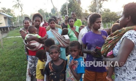 Warga Asmat saat diberikan bimbingan kesehatan oleh relawan Aksi Cepat Tanggap (ACT) di Kampung Yausakor, Distrik Siret, Kabupaten Asmat, Rabu (7/2).