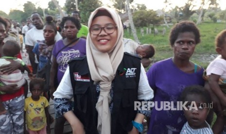 Warga Asmat saat diberikan bimbingan kesehatan oleh relawan Aksi Cepat Tanggap (ACT) di Kampung Yausakor, Distrik Siret, Kabupaten Asmat, Rabu (7/2).