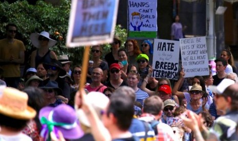 Warga Australia berdemo di Sydney, 4 Februari 2017. Mereka menentang perintah eksekutif Presiden AS Donald Trump dan mendesak kamp pengungsi Australia ditutup.