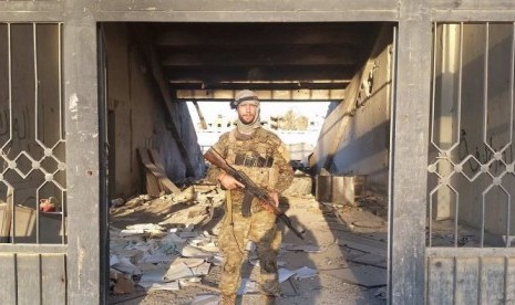 Warga Australia Jamie Williams di stadion sepak bola di Raqqa, yang digunakan sebagai basis dan ruang penyiksaan ISIS.