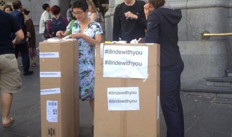 Warga Australia mencoba melakukan gerakan #illridewithyou untuk membantu Muslim mengatasi ketakutannya