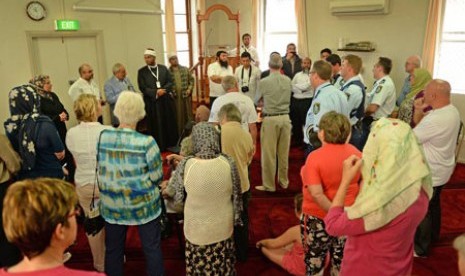 Warga Australia saat mengunjungi Masjid Newcastle, Senin (20/10).