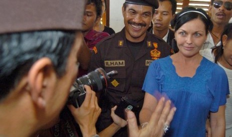 warga Australia terpidana 20 tahun penjara atas kasus narkotika, Schapelle Corby (kanan) di Lapas Kerobokan, Denpasar, Bali