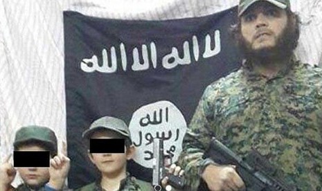 Warga Australia yang bergabung dengan ISIS, Khaled Sharrouf bersama dua bocah laki-laki yang diyakini putranya.