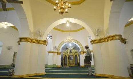 Warga bangunan interior Masjid Raya Sultan Riau Pulau Penyengat, Kepulauan Riau. Menparekraf Sandiaga Uno mengatakan, Pulau Penyengat sangat cocok dikembangkan sebagai kawasan wisata berbasis 3S, yakni Spirituality (spritual), Serenity (ketenangan), dan Sustainability (keberlanjutan). 