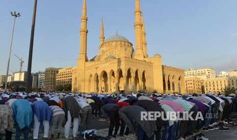 Antropologi Kesenian Orang Arab (3-Habis). Warga Beirut, Lebanon menunaikan shalat id di depan masjid Muhammad al-Amin, Beirut.