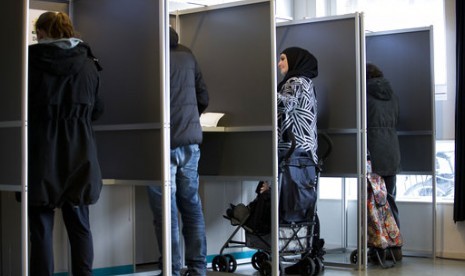 Warga Belanda memberikan suaranya dalam pemilihan umum di Den Haag, Belanda, Rabu, 15 Maret 2017. 