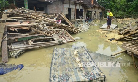 Warga berada di bekas rumah yang hanyut terbawa arus banjir di Desa Gelapan, Gubug, Grobogan, Jawa Tengah, Kamis (9/1/2020).